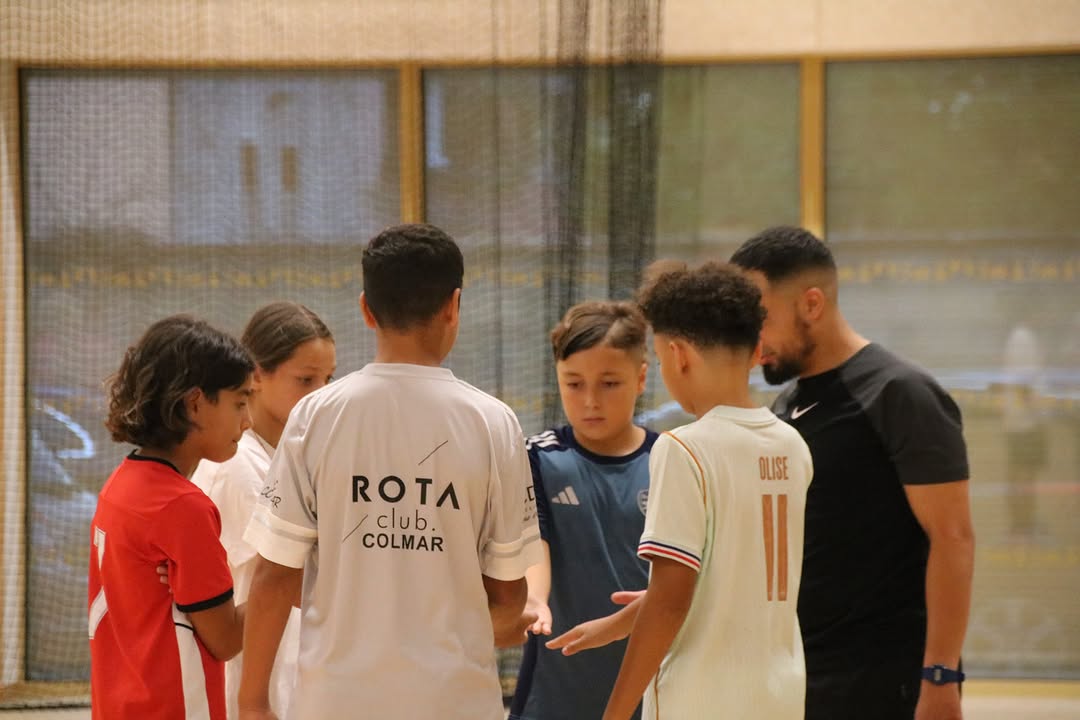 Les jeunes rassemblés autour de leur éducateur