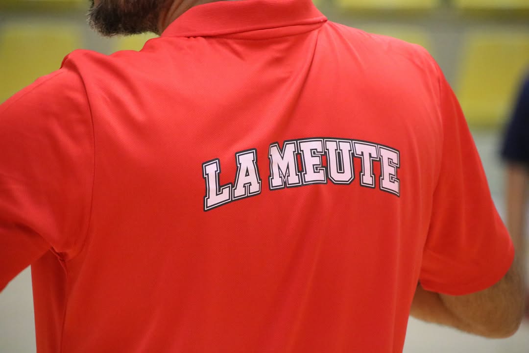 La Meute, les mots portés au dos du maillot rouge du club