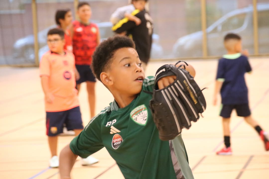 Un jeune découvre le baseball pendant la rentrée du club